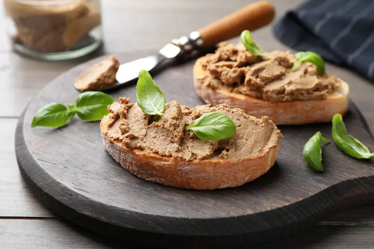 Pasta z mięsa z rosołu: przepis na pyszne resztki (zero waste)