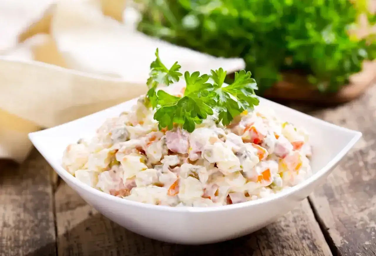 Ile kcal ma sałatka jarzynowa? Kalorie, lżejsza wersja - sprawdź!