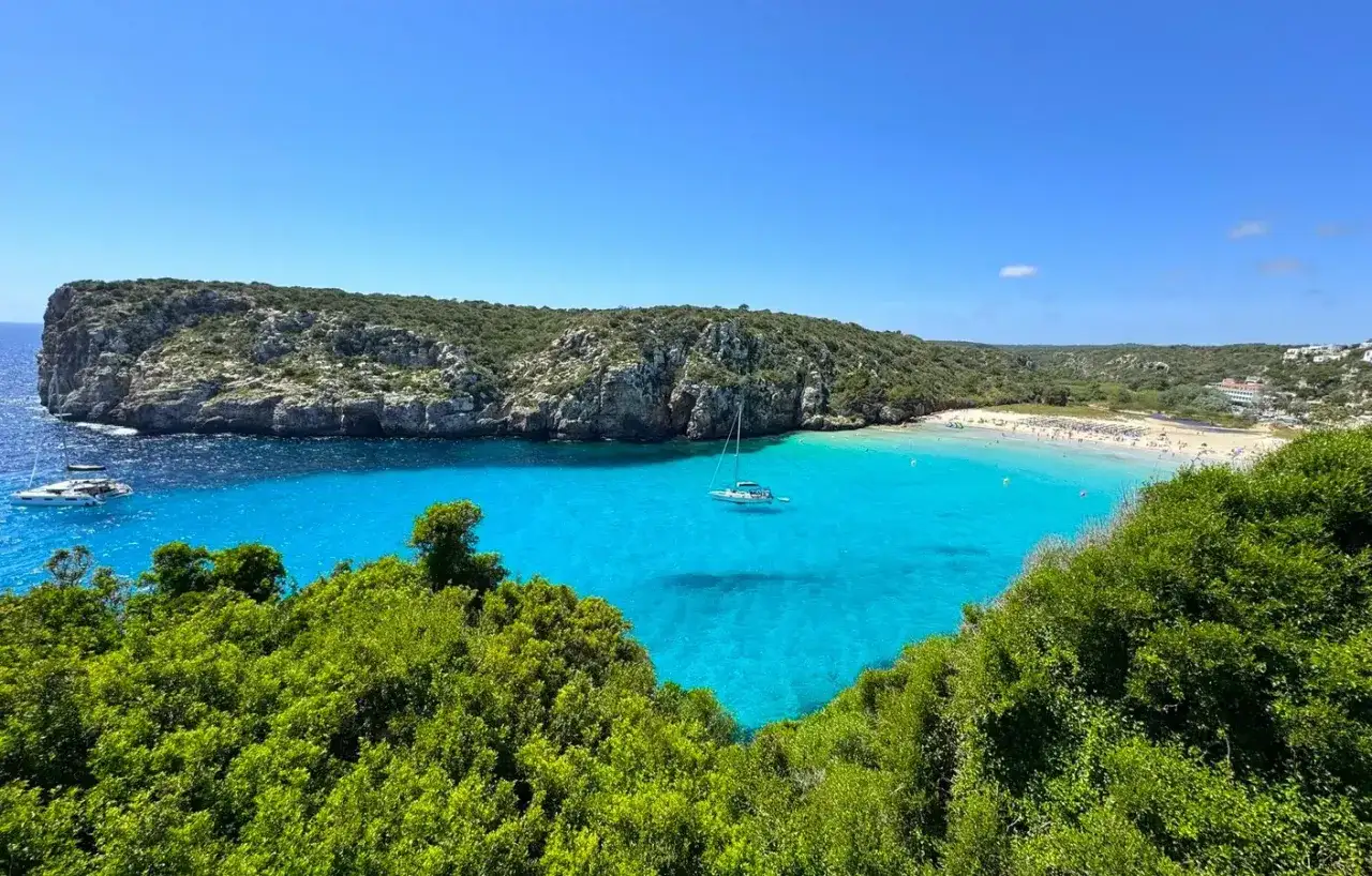Plaże Minorki - Jak wybrać najlepszą i dojechać bez stresu?