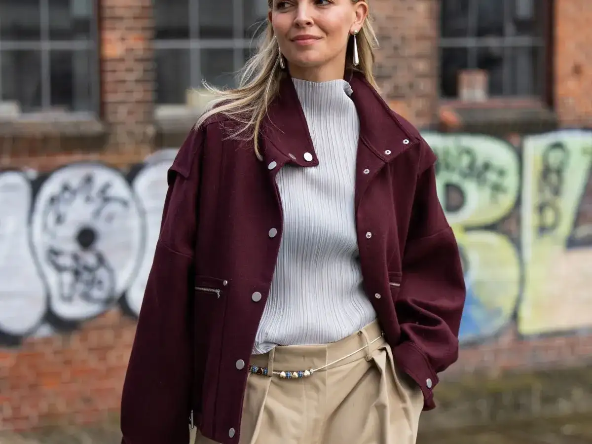 Burgundowa kurtka zimowa: stylowe inspiracje i porady stylizacyjne