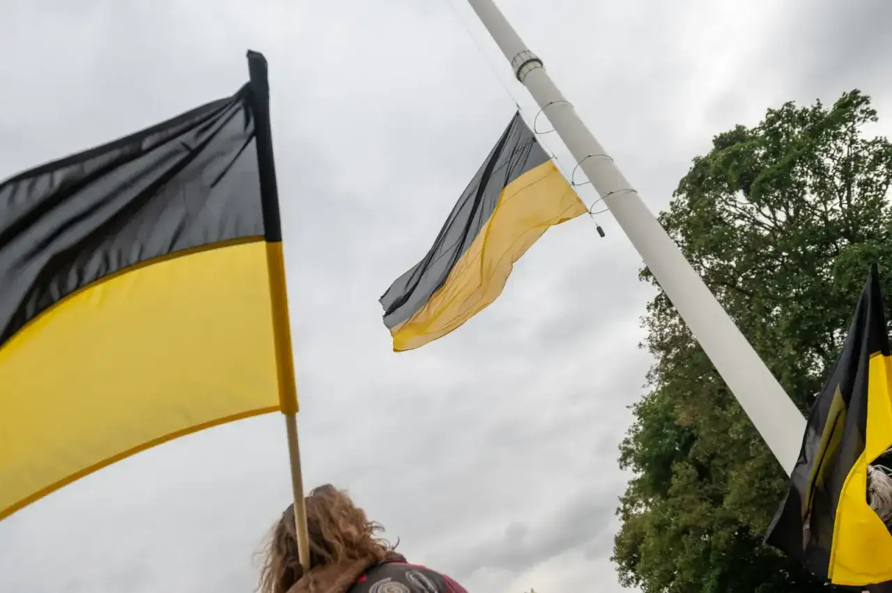 Kaszubska flaga - Co oznaczają barwy i gryf?