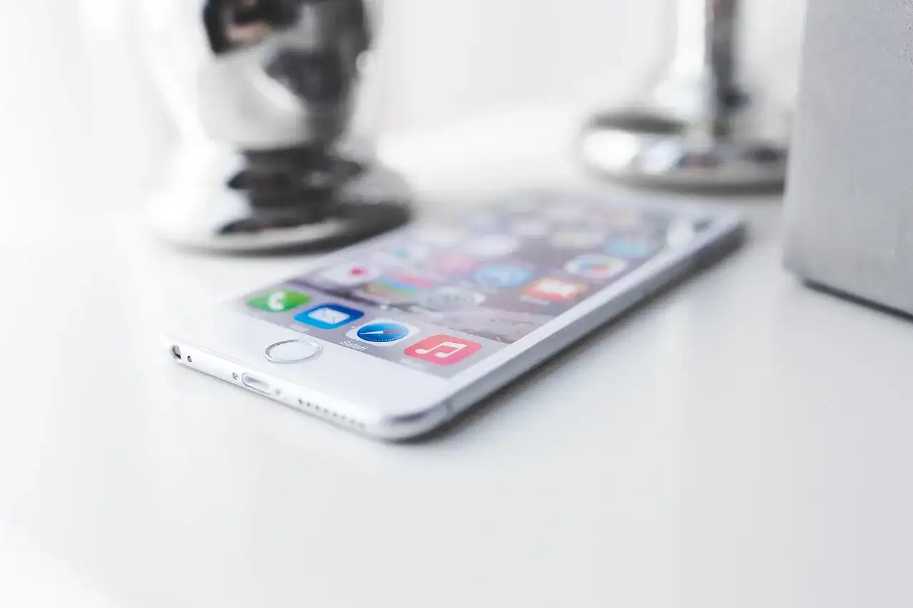 Jak zwolnić pamięć w telefonie? Usuń śmieci z Androida i iPhone'a