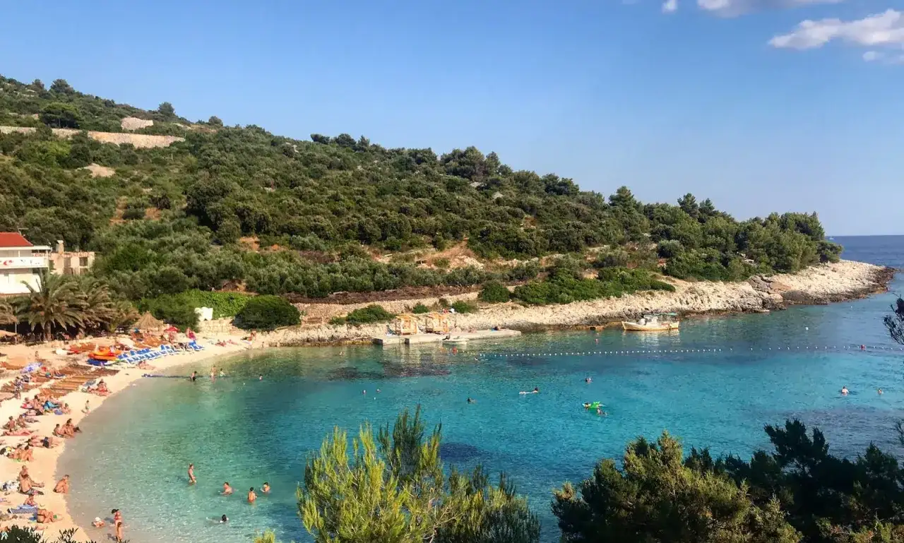 Wyspa Vis - najlepsze plaże i spokój. Planuj urlop!
