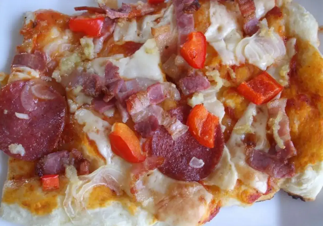 Ostra pizza z salami – przepis na idealny balans smaku
