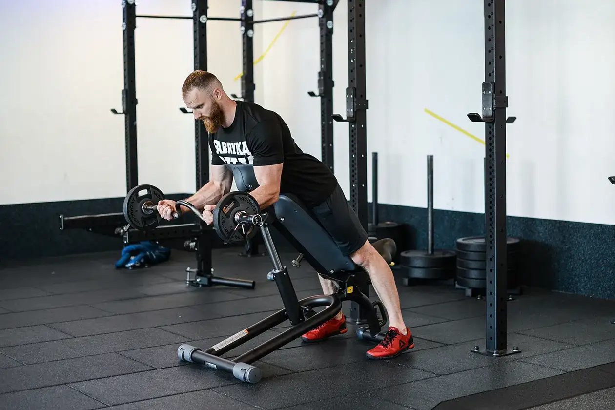 Spider curl - Technika, błędy i plan na potężny biceps