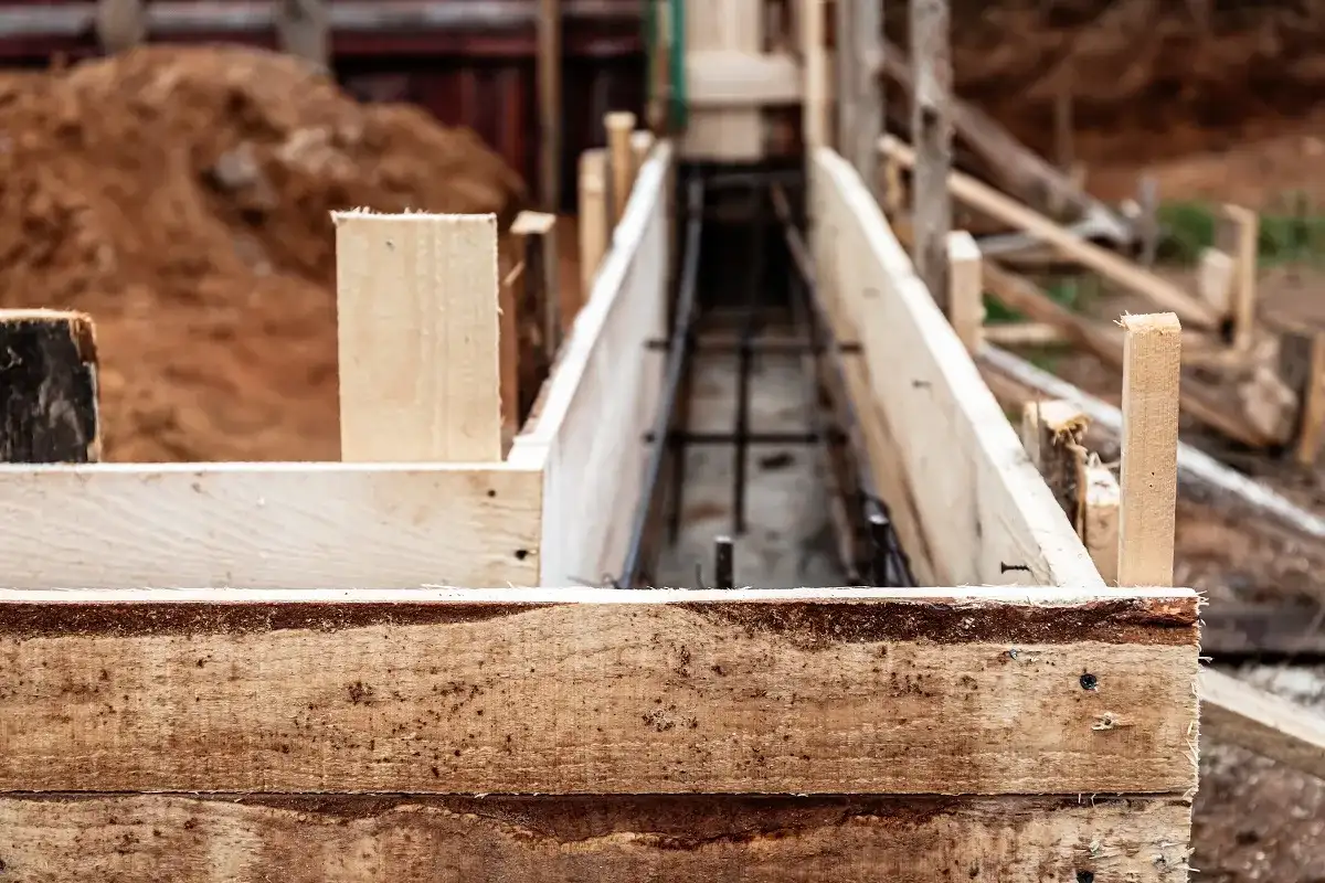 Fundament pod ogrodzenie - jak dobrać głębokość i zbrojenie?