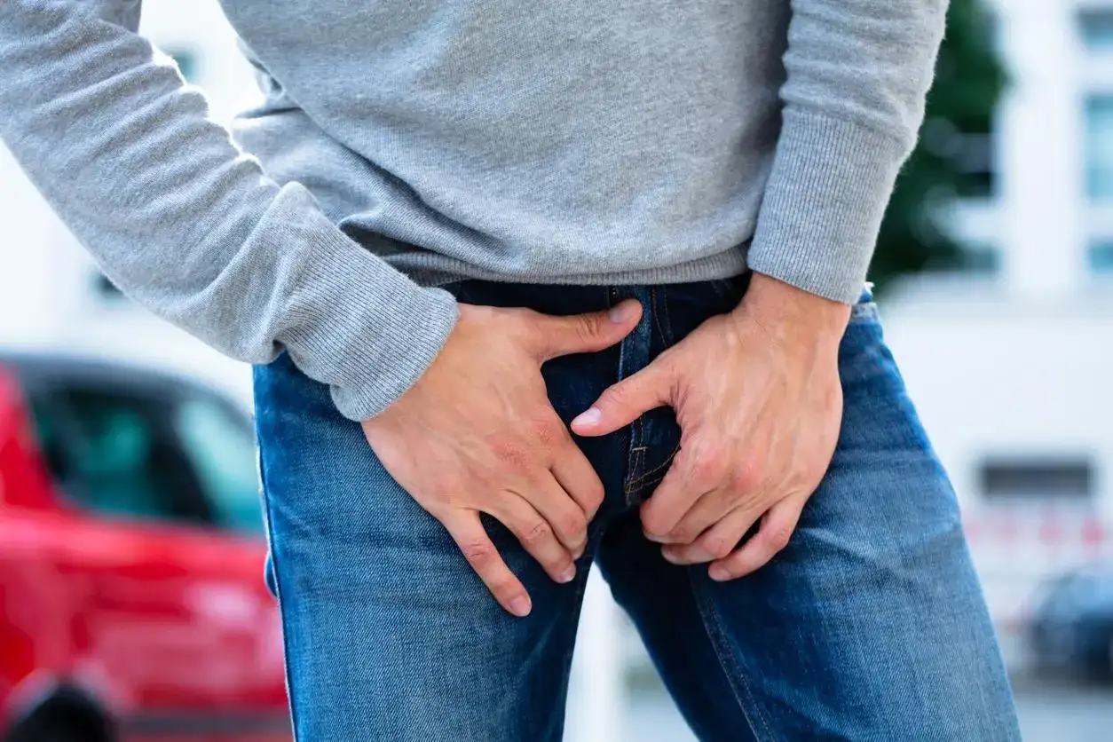 Douleur pelvienne chez l’homme - causes et signes d’urgence