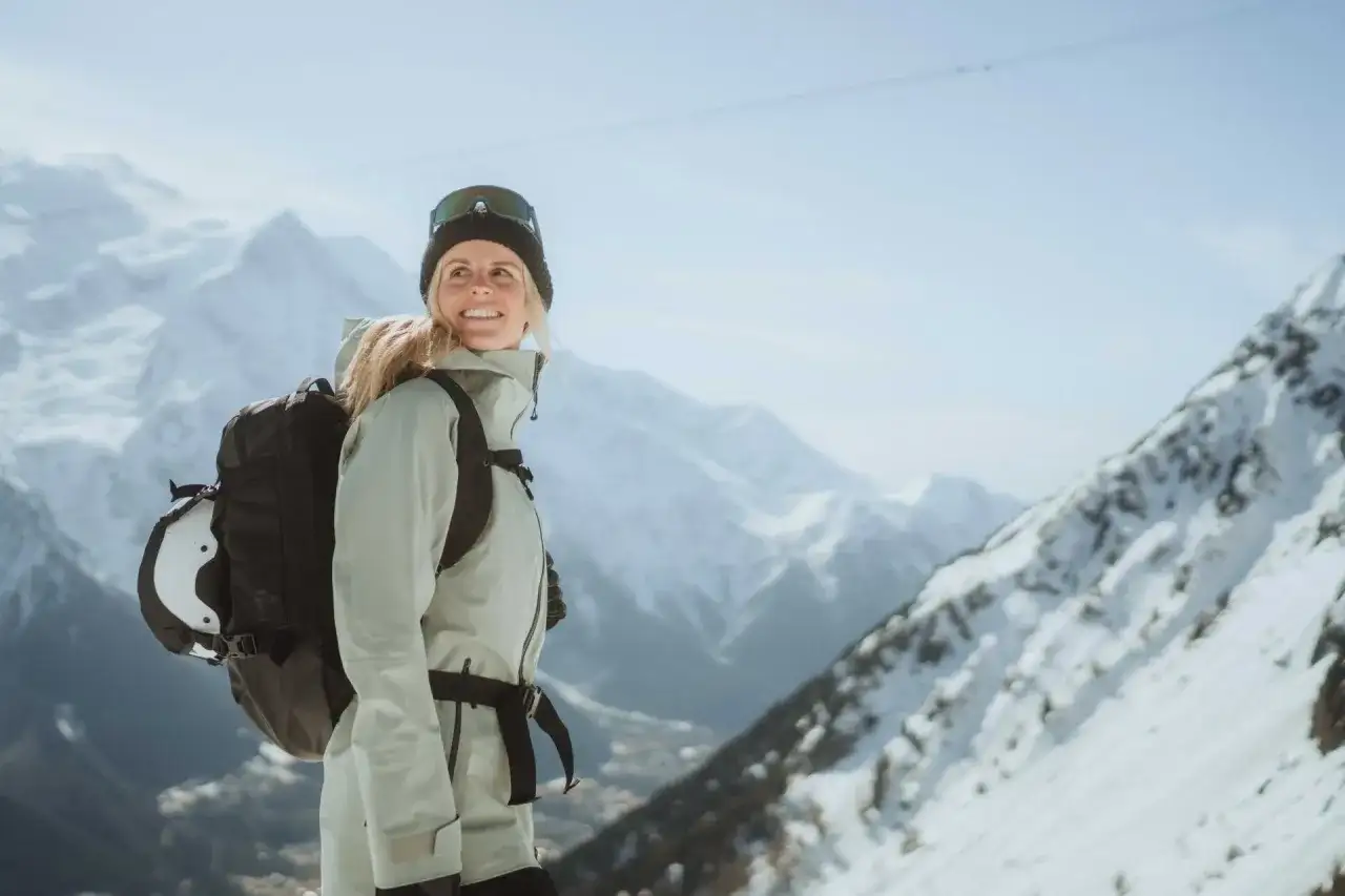 Kask do plecaka - jak przypiąć go stabilnie?