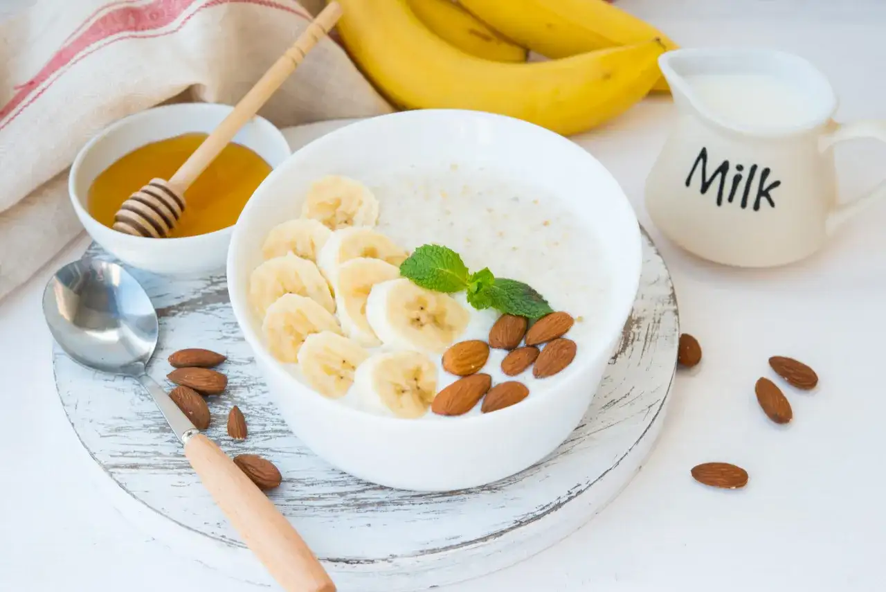 Owsianka proteinowa - Przepis na sycące i smaczne śniadanie