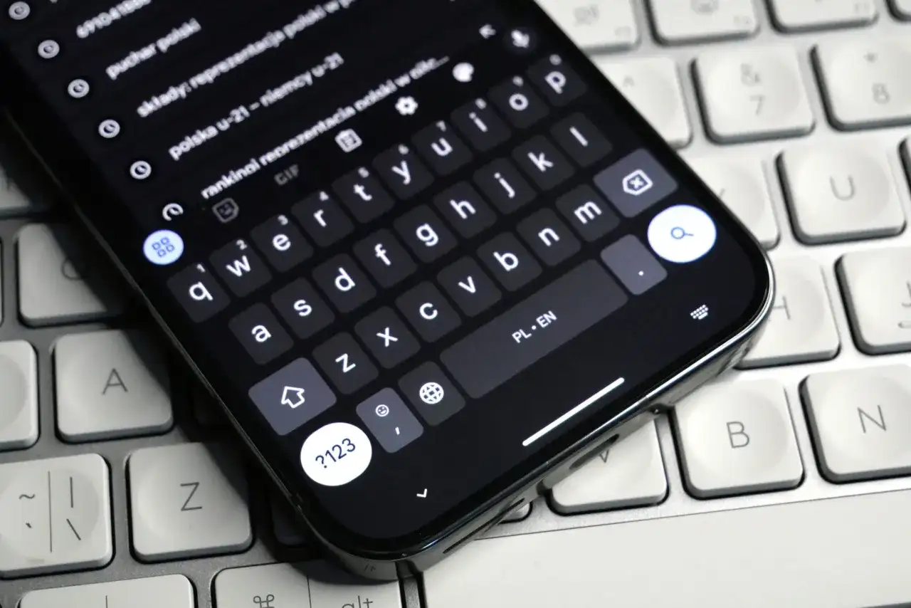 Jak zmienić kolor klawiatury w telefonie? Prosty poradnik