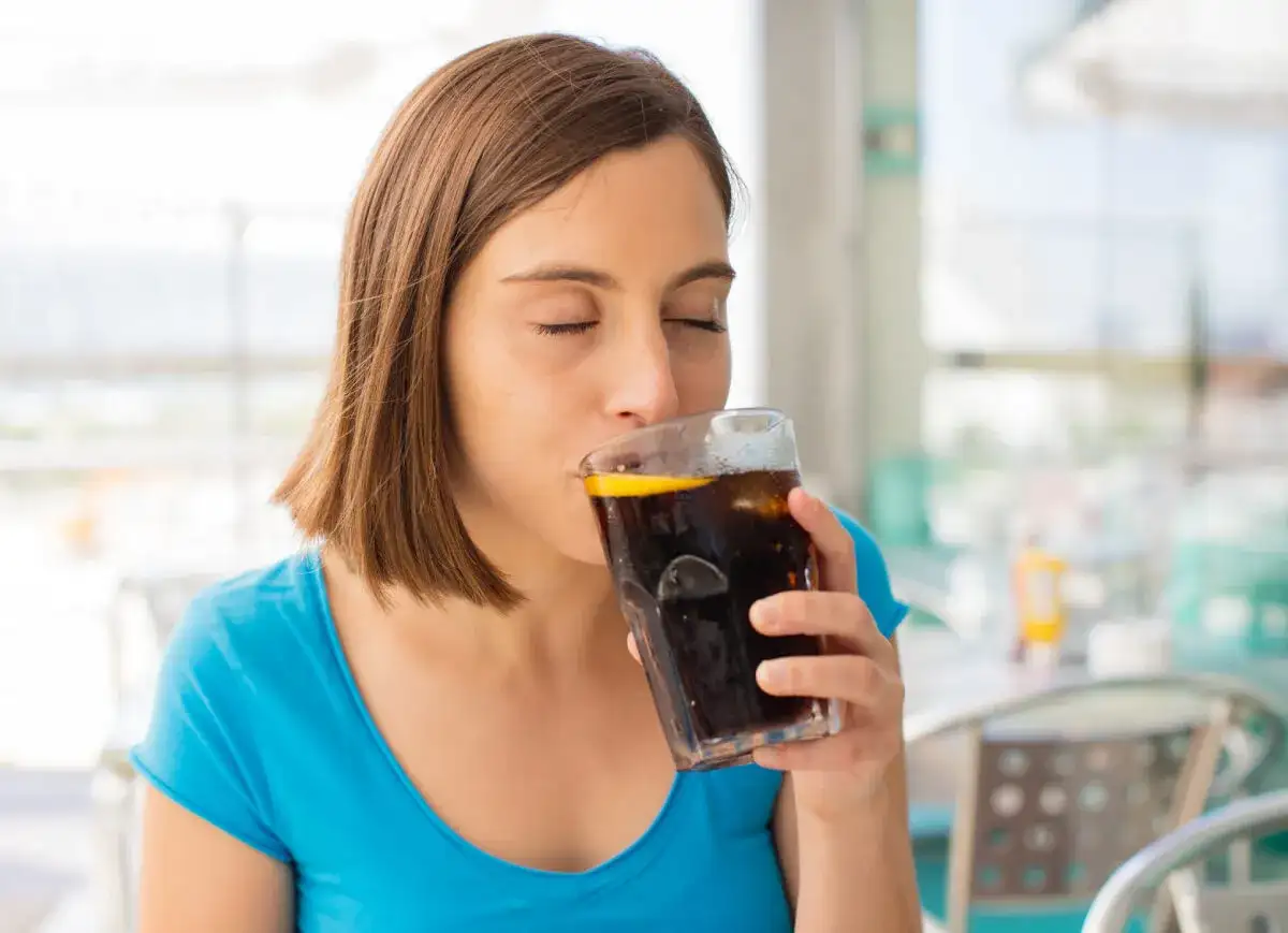 Cola na ból zęba? Mit! Co naprawdę pomaga i kiedy do dentysty?