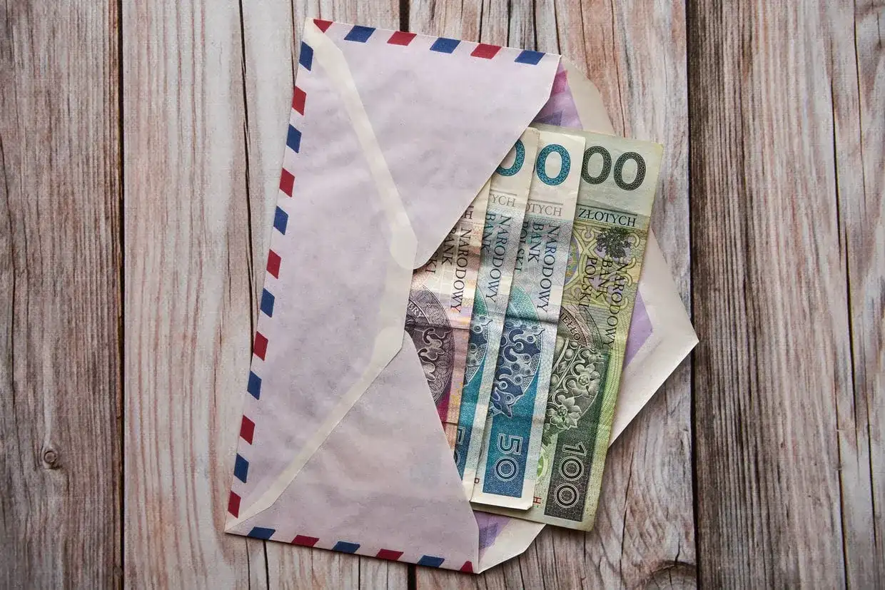 Ile daje chrzestny na komunię? Rozsądne widełki koperty