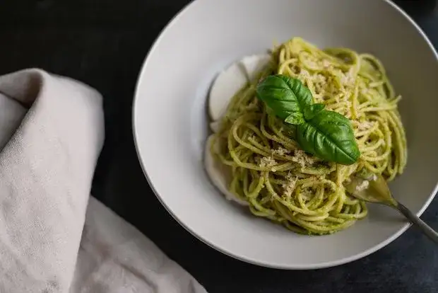 Ile kalorii ma makaron z pesto? Liczby i triki na wersję light