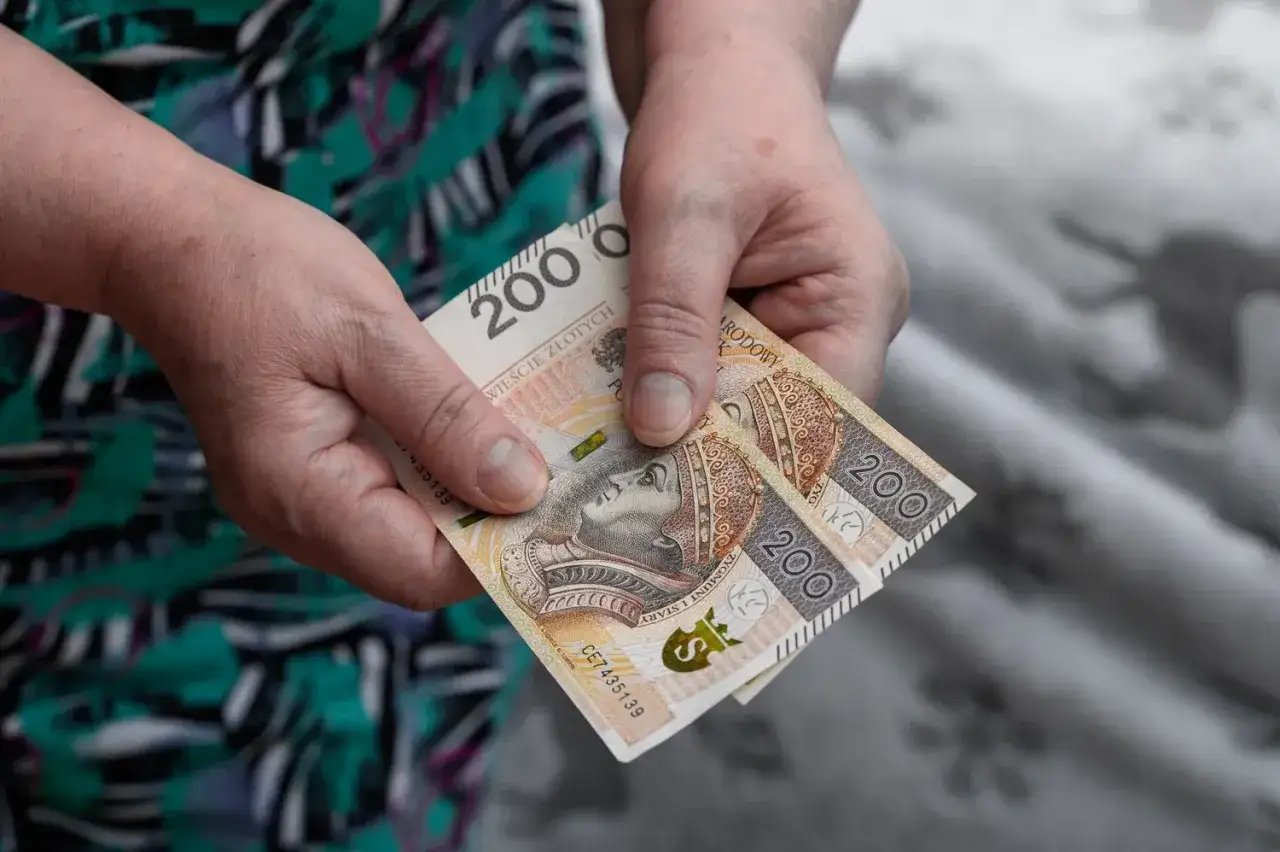 Zasiłek pielęgnacyjny - 215,84 zł. Kto dostanie i jak złożyć wniosek?