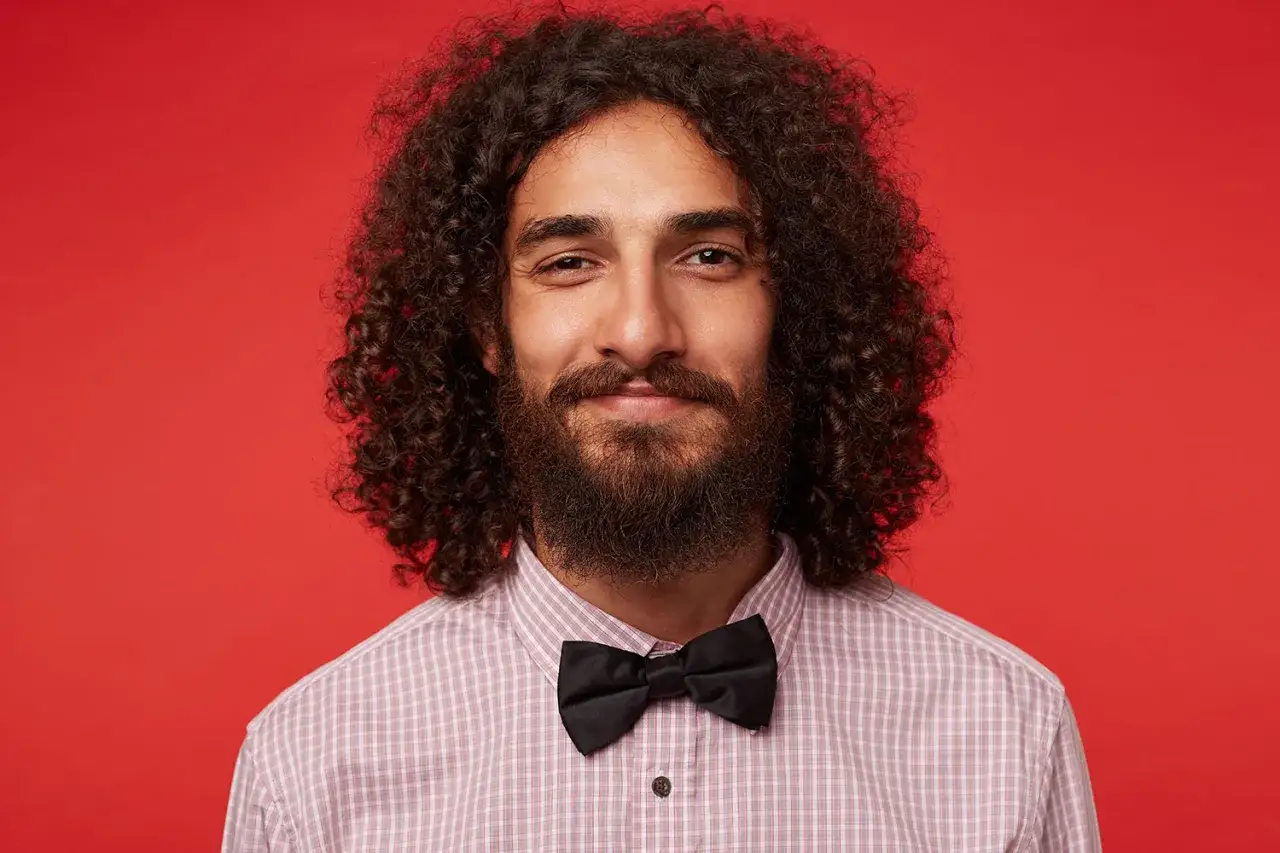 Cheveux longs bouclés homme & barbe - Le guide complet