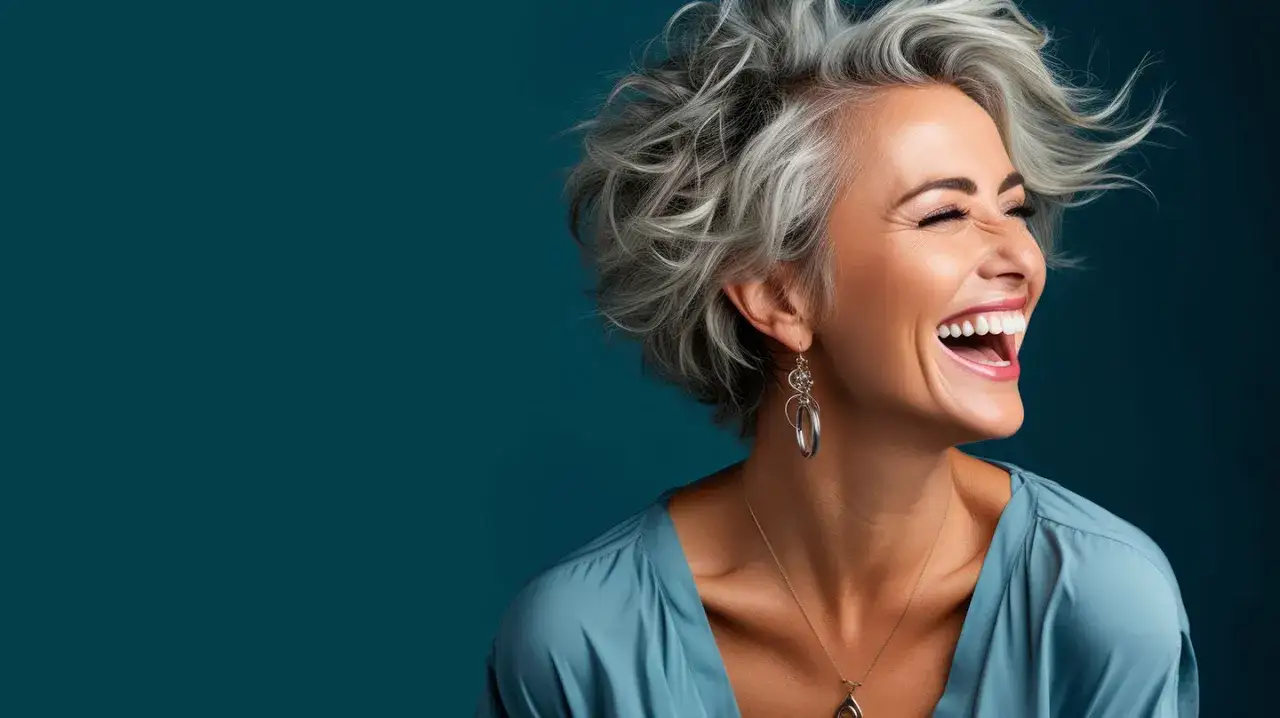 Blaugraue Haare - So gelingt der edle Look & bleibt lange schön