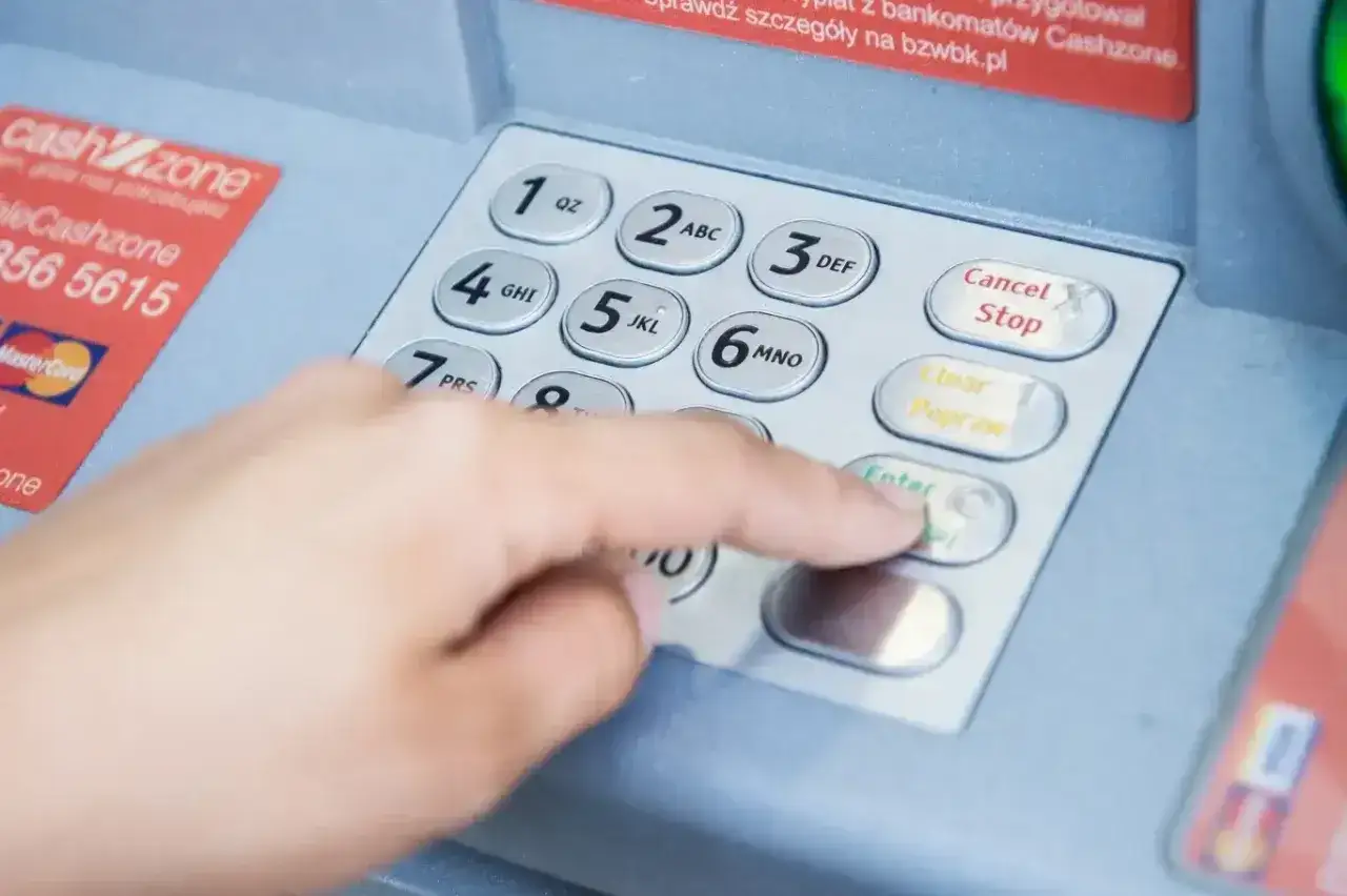 Debet na koncie - jak działa i kiedy ma sens?