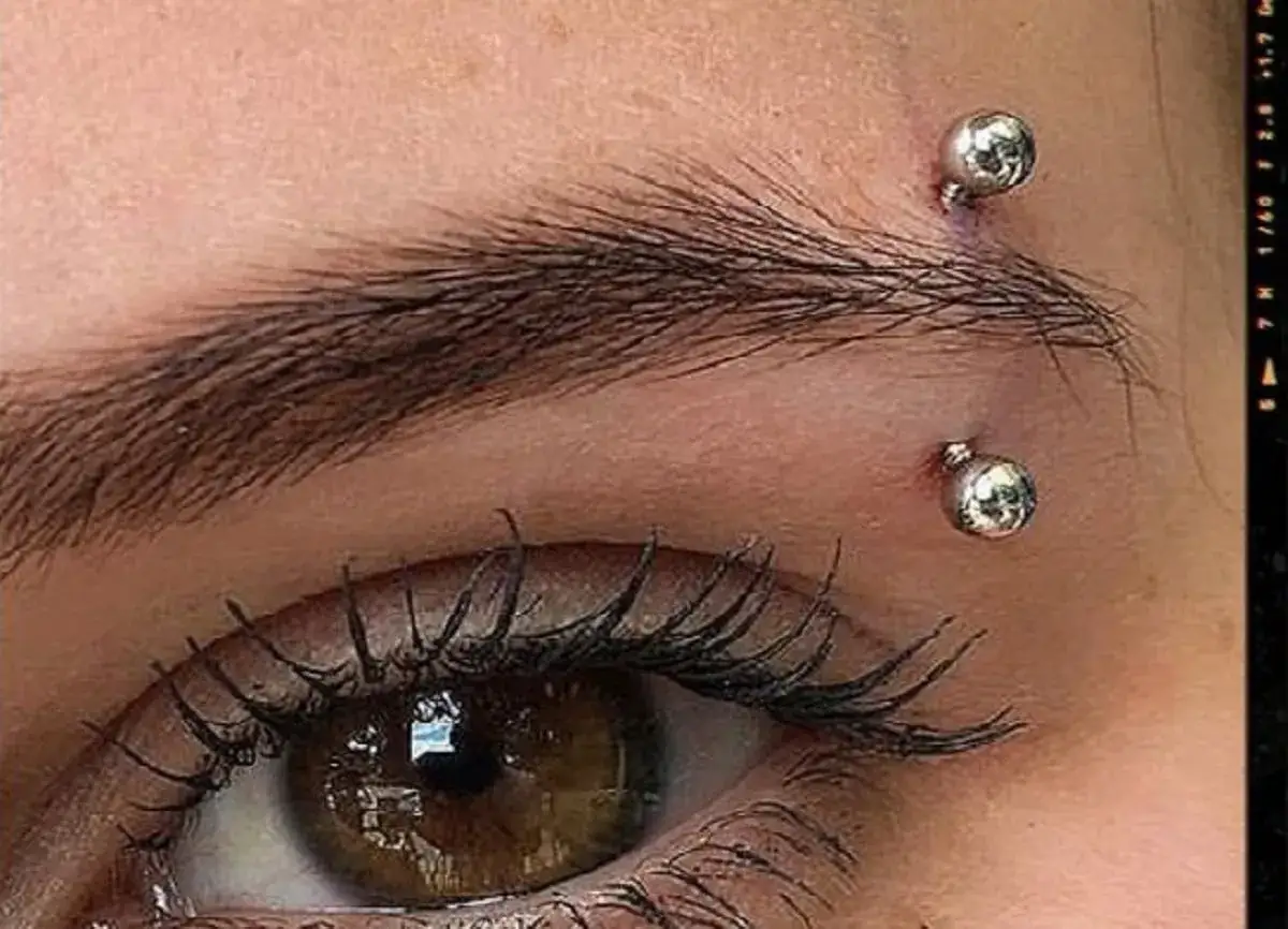 Piercing brwi - rodzaje, gojenie, pielęgnacja. Wybierz mądrze!