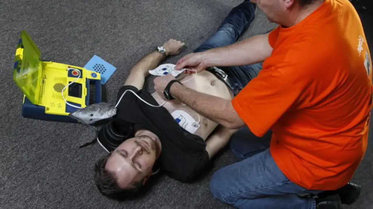 Defibrillator bei Herzstillstand richtig anwenden - so geht's