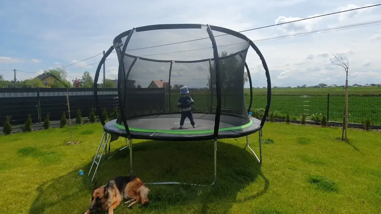 Zabawy na trampolinie dla dzieci - pomysły, wiek i zasady