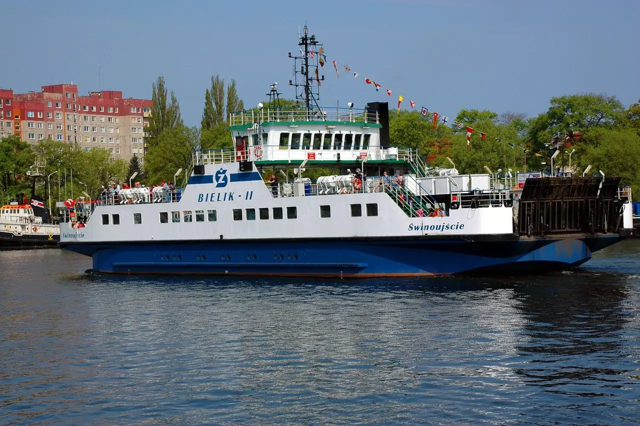Przeprawa promowa w Świnoujściu - ile kosztuje i co wybrać?