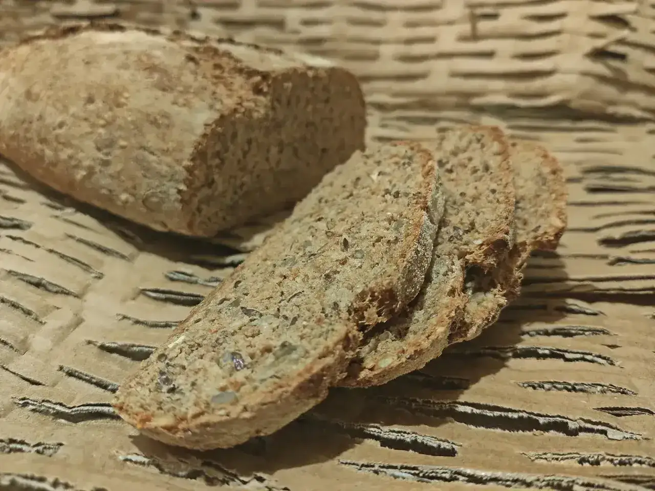 Wilgotny chleb orkiszowy - jak upiec miękki bochenek