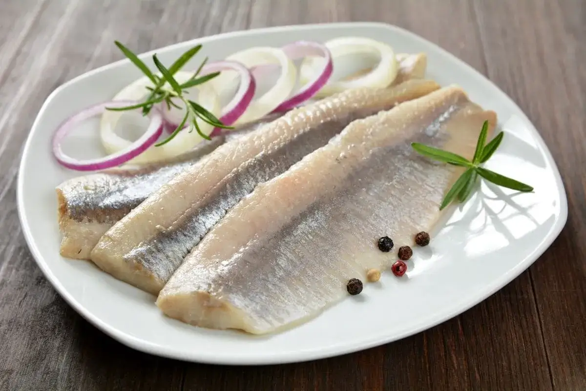 Śledzie w occie - idealny przepis i zalewa. Zrób to dobrze!