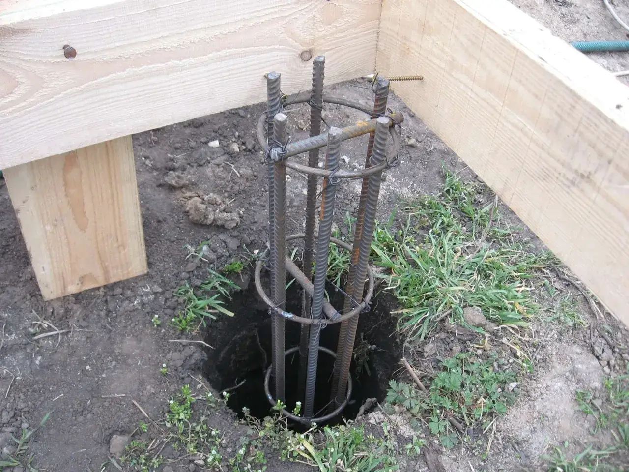 Fundament pod starym drewnianym domem - Jak uniknąć drogich błędów?