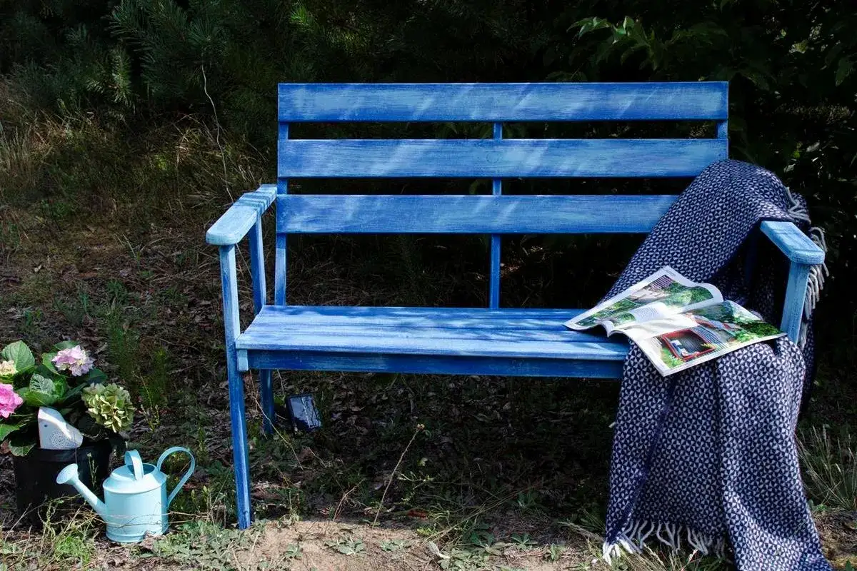 Ile farby na ławkę ogrodową - Jak obliczyć zużycie bez zgadywania?