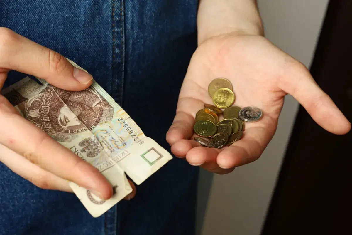 Sklejony banknot: Czy sklep go przyjmie? Jak wymienić?