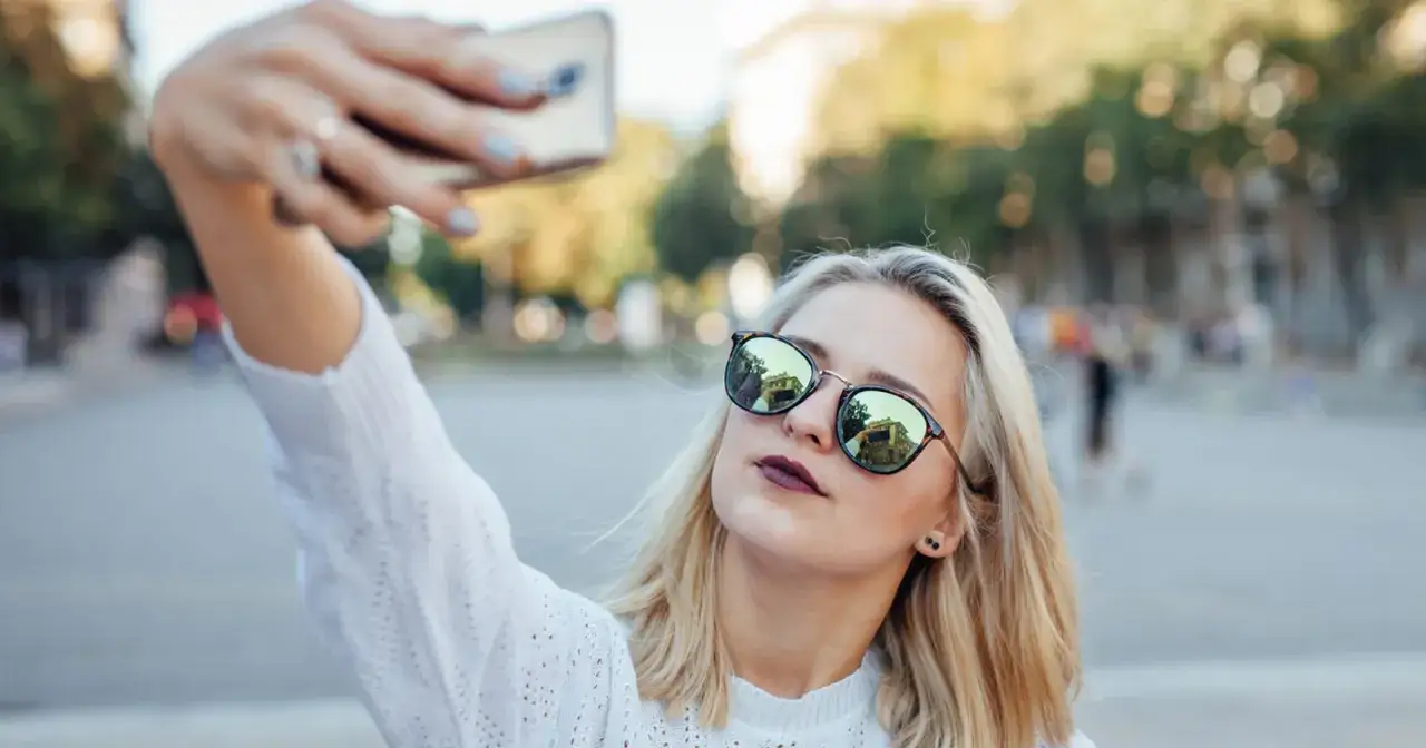 Jak zrobić dobre selfie telefonem - Poznaj triki na idealne zdjęcia