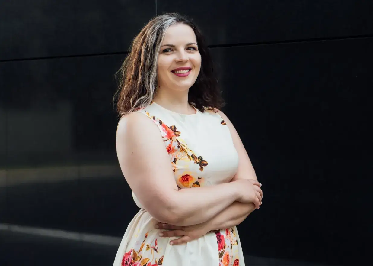 Tanie sukienki plus size na wesele: Stylowe modele do 250 zł