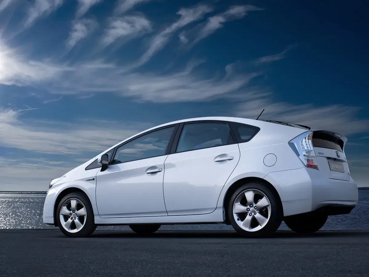 Prius 3 - czy ta hybryda ma sens? Kupić czy odpuścić?