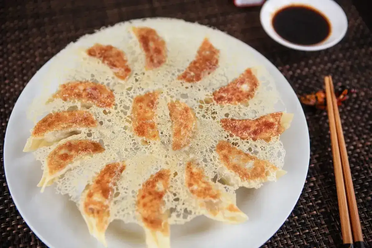 Gyoza w domu - przepis na pierożki z chrupiącym spodem
