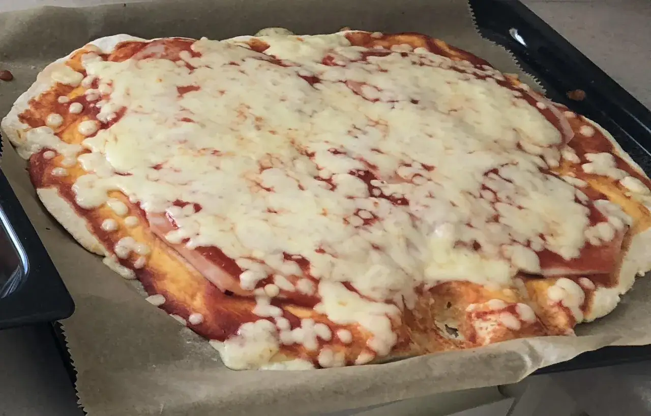 Szybkie ciasto na pizzę - Idealny spód, bez długiego wyrastania