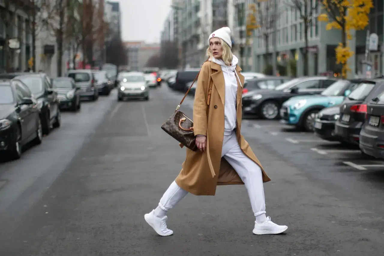 Dresy oversize damskie: Jak nosić i stylizować? Poradnik