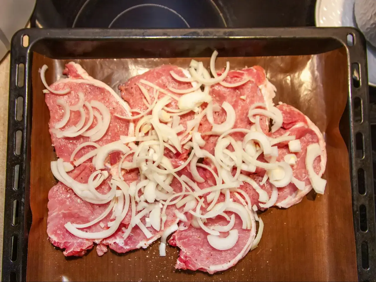 Schab pieczony w plastrach z cebulą - Jak upiec, żeby nie był suchy?