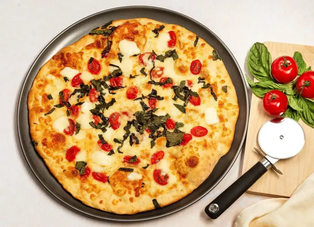 Mini pizze z serka wiejskiego - jak zrobić chrupiący spód?