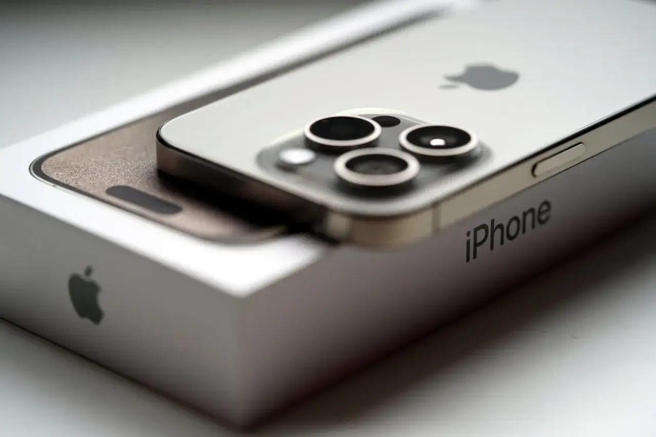 Wymiary iPhone 15 - Czy naprawdę pasuje do Twojej dłoni?