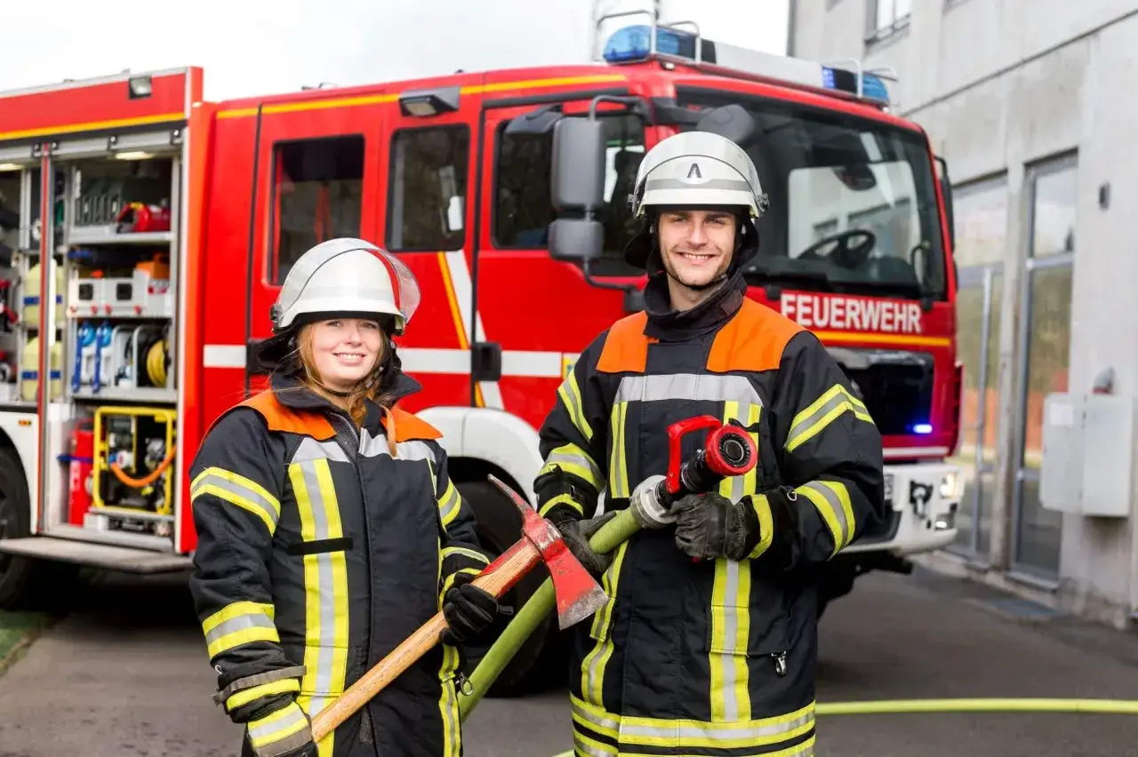 Wie wird man Feuerwehrfrau? Wege und Voraussetzungen
