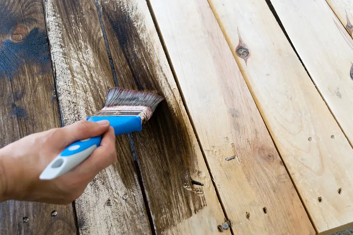 Legno da esterno rovinato? Come recuperarlo e proteggerlo meglio