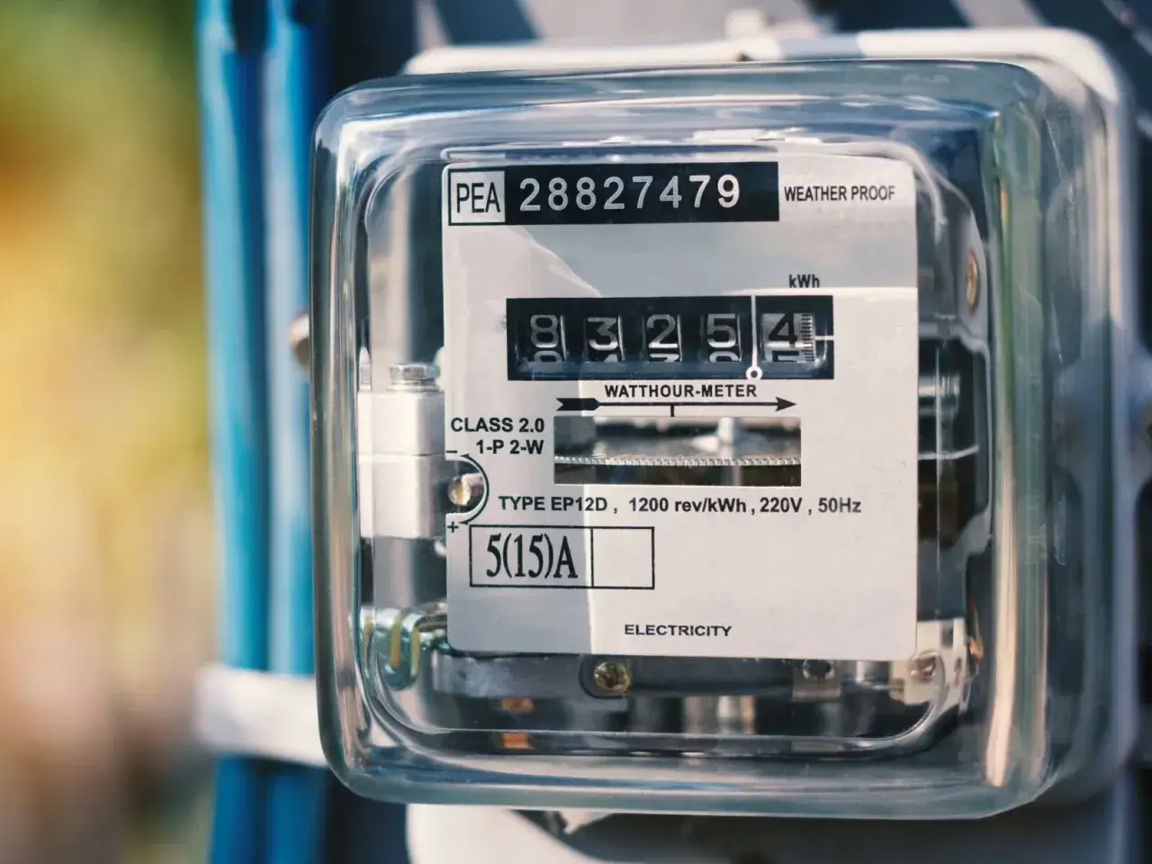 Licznik energii elektrycznej z widocznym odczytem 83254. Czyżby to zapowiedź dziwnie wysokiego rachunku za prąd?