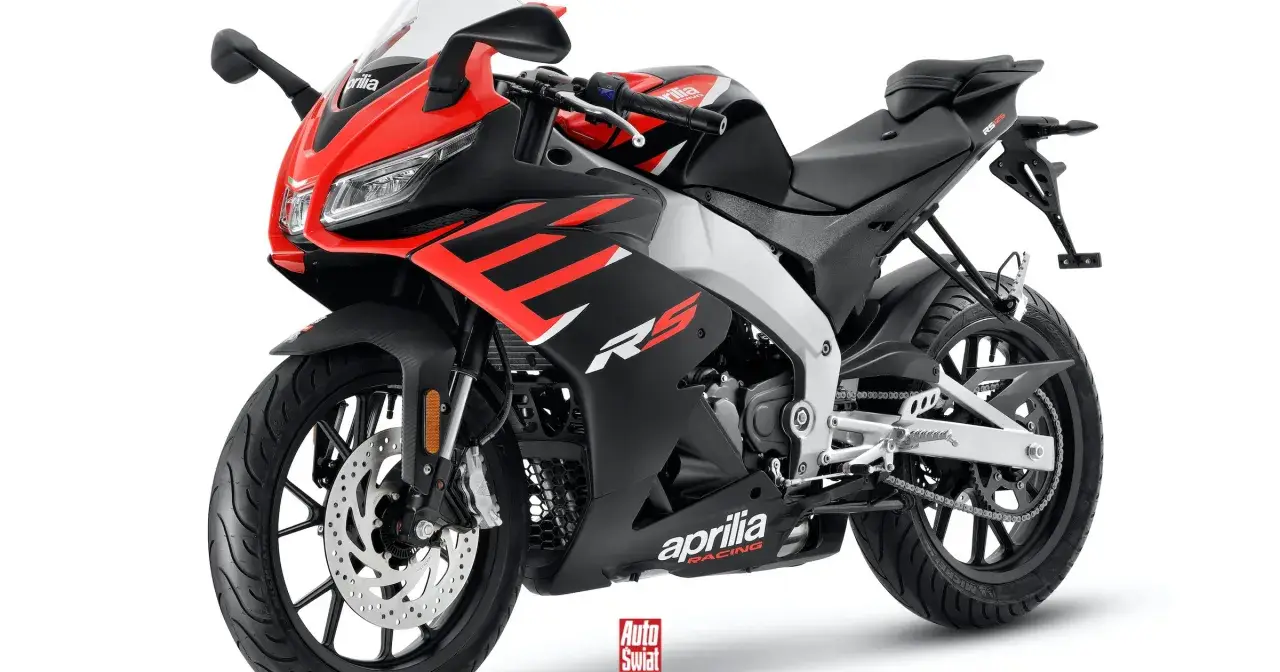 Sportowy motocykl Aprilia RS 125 w czerwono-czarnych barwach. Idealny do pierwszej jazda 125 na b bez 3 lat.