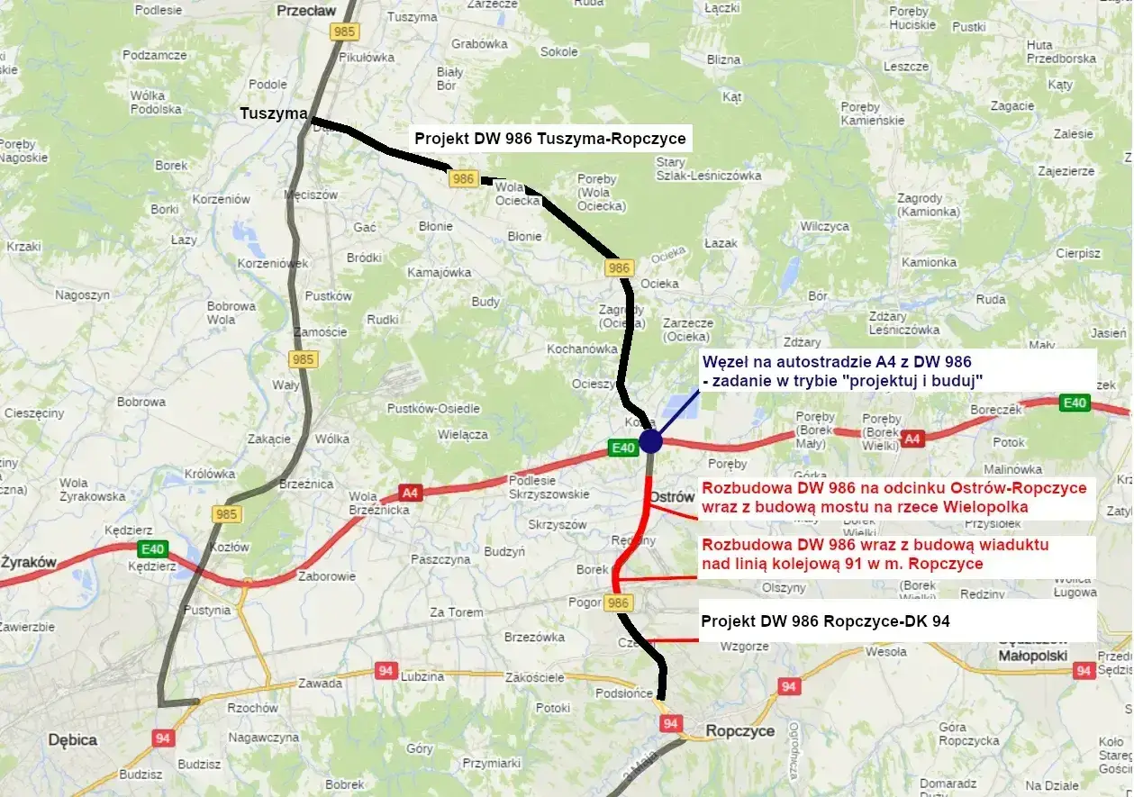Mapa pokazuje przebieg projektowanej trasy DW 986 Tuszyma-Ropczyce, z zaznaczonymi odcinkami budowy i rozbudowy, w tym węzłem na autostradzie A4.
