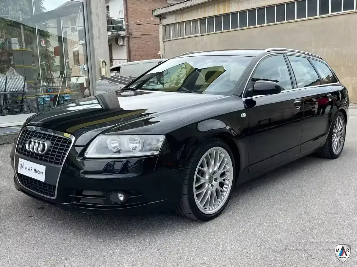 Audi A6 C6 Avant nera, elegante e sportiva, con cerchi in lega argentati.