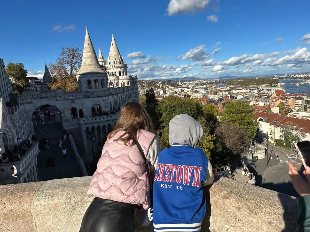 Dos niños disfrutan de la vista panorámica de Budapest desde el Bastión de los Pescadores, un lugar ideal para visitar con niños.