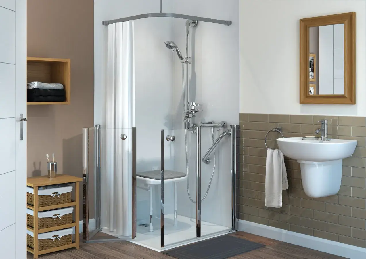 Salle de bain adaptée : douche sécurisée avec siège, barres d'appui et porte facile d'accès. Une aide précieuse pour les seniors.