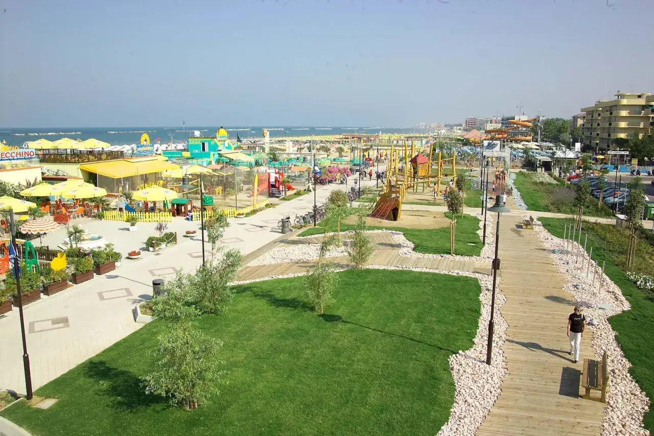 Un'area giochi e una passeggiata sul lungomare di Cesenatico, perfette per scoprire cosa fare a Cesenatico con i bambini.