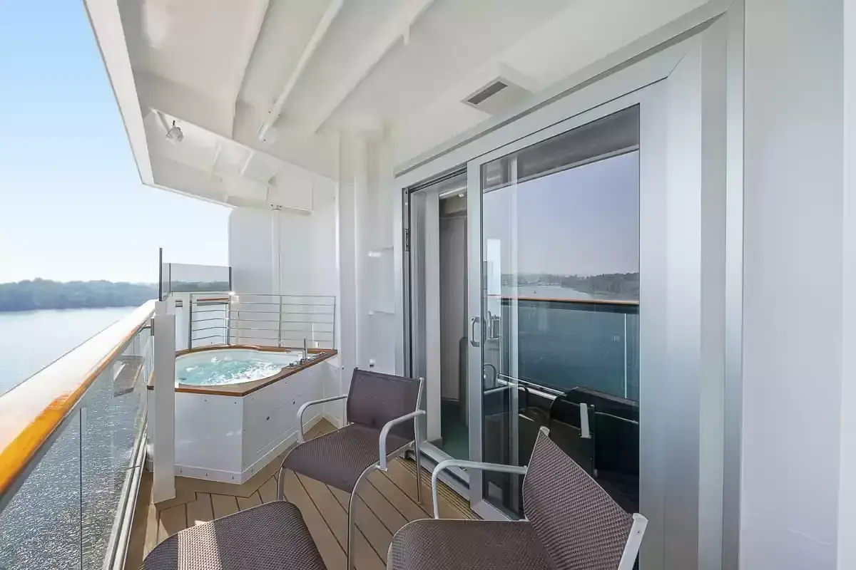 Balcone MSC con vasca idromassaggio e vista sul mare. Goditi il panorama dai ponti di questa nave.