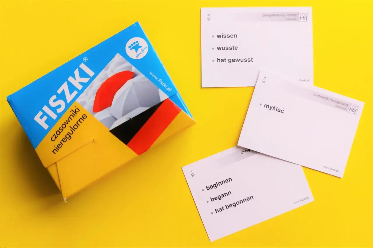 Fiszki z czasownikami nieregularnymi po niemiecku. Na kartach przykłady form: "wissen, wusste, hat gewusst" oraz "beginnen, begann, hat begonnen".